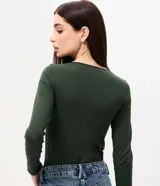 Body de manga larga color bordó, de diseño seamless con escote cuadrado y costuras frontales tipo corsetería.