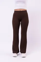 Pantalón oxford color marrón oscuro, con textura de punto y aberturas laterales en el bajo.