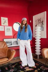 Sweater celeste de punto abierto con detalles en puños, cuello y ruedo en contraste de color. Diseño oversize y textura liviana.