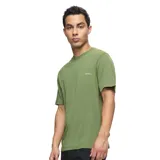 Remera técnica de rendimiento Merrell Shore, color verde militar, con cuello redondo, manga corta y paneles laterales transpirables.