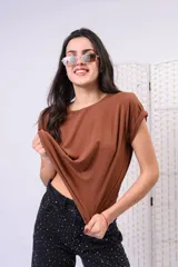 Remera básica de algodón color blanco, con mangas cortas y cuello redondo.