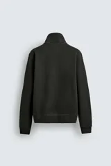 Chaqueta regular fit confeccionada en tejido interlock de algodón con elasticidad. Presenta cuello subido, manga larga, bolsillos de vivo en la cadera, acabados en rib y cierre frontal con cremallera.
