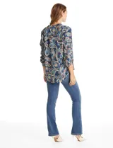 Blusa de gasa con estampado de estilo paisley en tonos azules, marrones y celestes. Presenta cuello a la base con escote en V y mangas largas con sistema de ajuste mediante presilla y botón.
