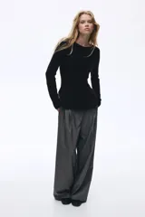 Buzo de punto acanalado con lana, de ajuste entallado, escote bote y diseño con peplum en la cintura.