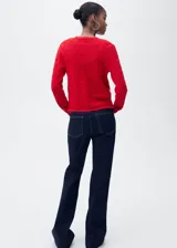 Cardigan de punto fino color rojo con diseño calado de crochet, escote en V y cierre frontal con botones.