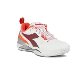 Championes de tenis para mujer Diadora modelo Torneo Clay, con capellada blanca y detalles en rojo y gris. Poseen suela de goma diseñada para superficies de polvo de ladrillo y cierre mediante cordones.