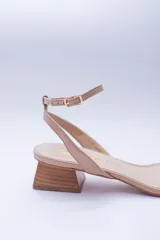 Sandalias color nude con taco de madera, capellada y forro 100% cuero.
