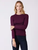 Buzo de tejido acanalado, con cuello redondo y mangas largas, de calce ajustado al cuerpo.