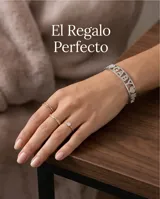 Pulsera rígida de metal plateado con diseño personalizado que incluye el nombre Gaby y un corazón, decorada con incrustaciones de circonia en toda su superficie.
