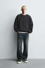 Sudadera de cuello redondo y manga larga con corte relajado. Presenta un acabado con efecto lavado y detalles en rib en puños y ruedo.