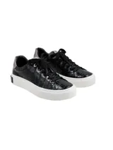 Championes de plataforma con textura efecto cocodrilo en color negro, cordones al tono y suela de goma blanca con detalle de marca en el talón.