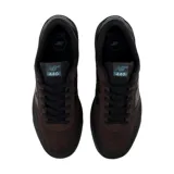 Championes New Balance Numeric 440, modelo diseñado para skate y uso urbano, en color marrón con detalles en negro. Presentan una combinación de materiales en la capellada, logo N lateral y suela de goma con base color caramelo.