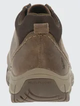 Bota urbana de caña baja con cordones, confeccionada en cuero marrón con detalles de textura en el lateral y suela de goma reforzada.