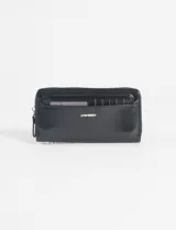 Billetera negra de cuero sintético con cierre metálico perimetral. Incluye un tarjetero removible en el exterior y compartimentos internos para tarjetas y billetes.