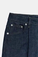 Jeans wide leg de tiro alto en color azul oscuro, con trabillas en la cintura, diseño de cinco bolsillos, nervios delanteros marcados y pespuntes a contraste. Cuenta con cierre frontal de cremallera y botón metálico.