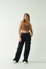 Top tejido de punto color beige, con escote corazón y breteles finos. Presenta una textura acanalada y un corte corto al cuerpo.