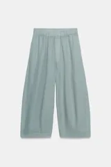 Pantalón barrel de lino 100% color verde menta, de tiro medio con cintura elástica y diseño holgado de pernera ancha.