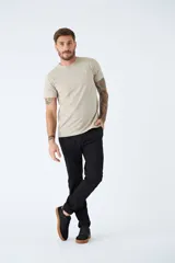 Pantalón chino negro de gabardina con corte slim y logo bordado.