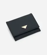 Billetera tarjetera de cuero sintético negro con textura saffiano, solapa frontal con cierre de botón a presión y aplique metálico triangular dorado con la inscripción "Satinato".