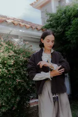 Chaqueta acolchada de algodón en color crudo, con diseño de matelassé, corte holgado, mangas largas y bolsillos frontales tipo parche.