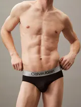 Pack de tres slips Calvin Klein confeccionados en microfibra suave. Presentan un diseño de talle medio con cintura elástica distintiva de la marca y logo estampado en contraste.