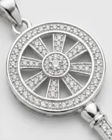 Collar de acero con dije en forma de llave decorado con circonias incrustadas.