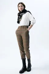 Pantalón de vestir de corte chino, con tiro medio-alto, pierna recta y bolsillos laterales. Diseño a cuadros en tonos marrón, azul y rojo.