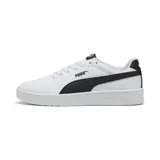 Championes Puma modelo Court Classic Clean, de diseño urbano en color blanco con la icónica franja lateral en negro. Presenta una silueta de perfil bajo con suela de goma resistente y detalles de la marca en la lengüeta y el talón.