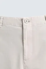 Pantalón de corte recto confeccionado en tejido de sarga con estructura diagonal. Presenta cintura elástica, bolsillos delanteros, bolsillos traseros de vivo y cierre frontal con cremallera y botón.