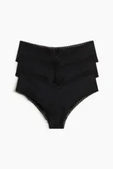 Pack de tres bombachas negras de microfibra con ribetes de encaje y moño decorativo.