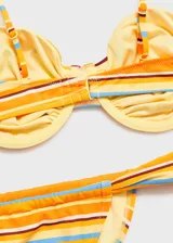 Top de bikini con estampado de rayas horizontales en tonos naranja, amarillo y celeste. Tiene tirantes extraíbles, cierre de gancho en la espalda y aros.