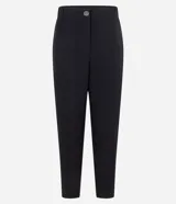 Pantalón femenino color verde oliva, confeccionado en crepé con modelo zanahoria, cintura alta y elástico para mayor comodidad. Posee cierre delantero con botón y bolsillos traseros.