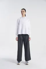 Camisa blanca de poplín de algodón, de corte amplio, con cuello camisero y botones. Estampado "Bananas are Blue" en la espalda.