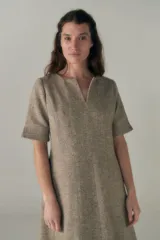 Vestido a la rodilla color beige, con escote en V, mangas 3/4 y bolsillos laterales.