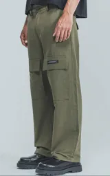 Pantalon cargo de corte regular confeccionado en tela ripstop, con siete bolsillos y presillas para ajuste en la cintura.