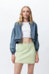 Minifalda recta con estampado de cuadros blancos y negros, con cierre invisible en el lateral.