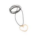 Collar con dije de corazón dorado con textura trenzada, colgando de un cordón negro.