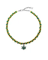 Collar de cuentas de colores verde, amarillo y negro, con dije de hoja de marihuana plateada.