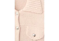 Chaqueta de punto color beige, de corte corto, con cuello camisero, bolsillos frontales con solapa y botones metálicos.