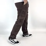 Pantalón jean cargo marrón chocolate, de corte recto, con bolsillos frontales, traseros y laterales.
