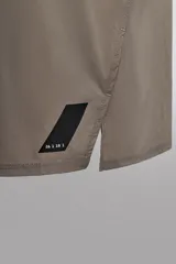 Shorts de running confeccionados en tejido técnico ligero y elástico, con forro interior. Presentan cintura elástica ajustable con cordón interior, aberturas laterales en el bajo, bolsillo lateral multifunción y bolsillo trasero con cierre de cremallera.