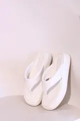 Sandalias blancas de plataforma con tira ancha.