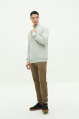 Buzo azul de felpa con medio cierre frontal, cuello alto y logo de goma en el pecho.