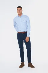 Pantalón de vestir azul marino, de corte recto, con bolsillos laterales y traseros. Se ajusta a la cintura con cinturón de cuero marrón.