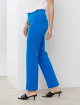 Pantalón de gabardina elastizada celeste, marca Zac & Rachel. Modelo recto con pretina ancha con faja interna modeladora, largo de pierna y costura frontal pespunteada.