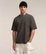 Remera de hombre, corte boxy, color gris oscuro con efecto desteñido, manga corta y cuello alto. Confeccionada en tejido de media malla (malla) de algodón.
