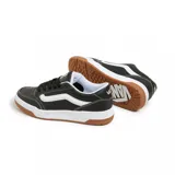 Championes Vans modelo Hylane, de diseño urbano con capellada de cuero sintético negro, franja lateral característica en blanco, suela de goma blanca y base de caucho color caramelo.