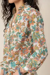 Camisa de manga larga con estampado floral multicolor, cuello camisero y cierre frontal de botones.