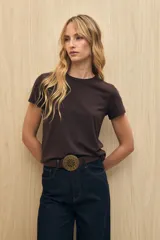 Remera básica de manga corta con cuello redondo y silueta ajustada, confeccionada en una mezcla de lyocell y elastano que proporciona una textura suave, liviana y elástica.