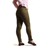 Pantalón de vestir azul marino, de corte recto, con bolsillos laterales y traseros. Se ajusta a la cintura con cinturón de cuero marrón.